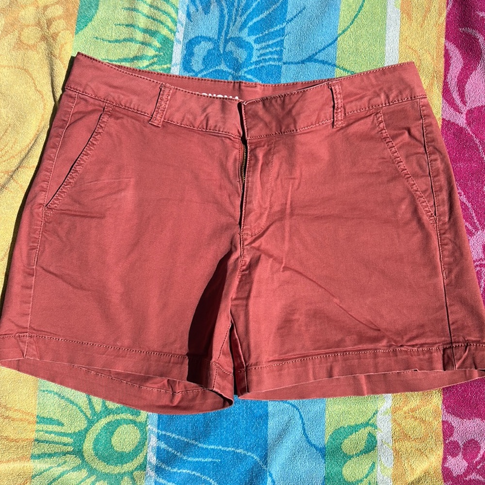 Perfectly coral women’s khaki shorts-great condition!